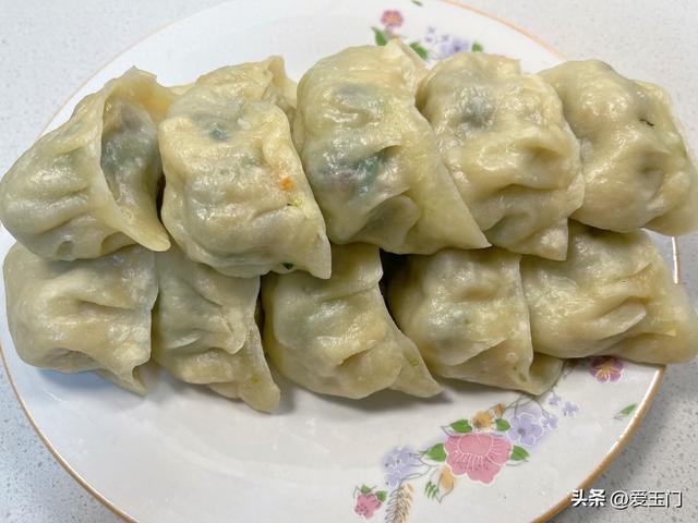 3天不吃就馋这口蒸饺，不放鸡蛋不放肉，皮薄馅多，一大盘不敷
吃