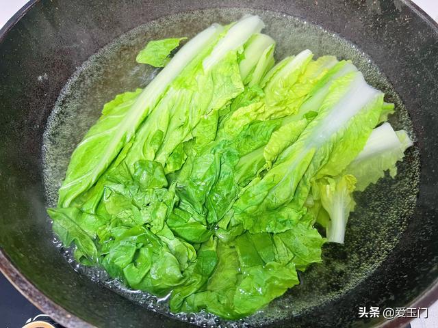 3天不吃就馋这口蒸饺，不放鸡蛋不放肉，皮薄馅多，一大盘不敷
吃
