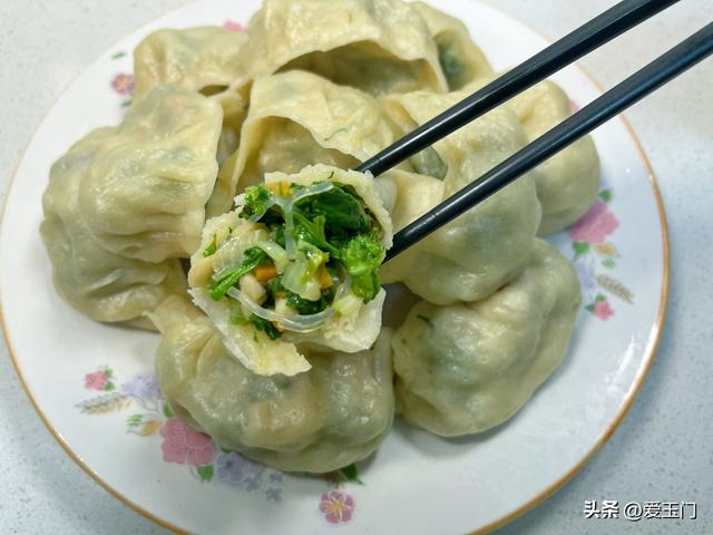 3天不吃就馋这口蒸饺，不放鸡蛋不放肉，皮薄馅多，一大盘不敷
吃