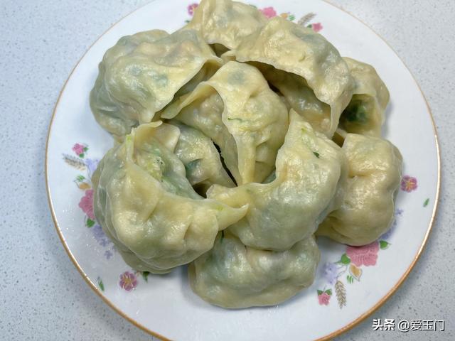 3天不吃就馋这口蒸饺，不放鸡蛋不放肉，皮薄馅多，一大盘不敷
吃