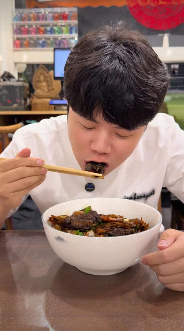 杭州一面馆558元一碗面引争议，东家：探店视频有剧本
，明码标价每天卖许多份