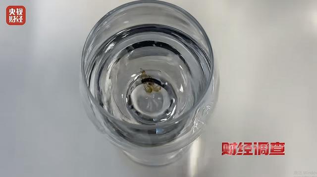 央视曝光！又一款国酒暴雷，纯酒精勾兑，颜色

全靠调，溢价超40倍