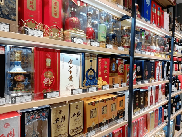 央视曝光！又一款国酒暴雷，纯酒精勾兑，颜色

全靠调，溢价超40倍