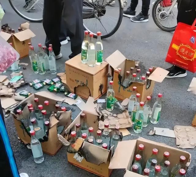 央视曝光！又一款国酒暴雷，纯酒精勾兑，颜色

全靠调，溢价超40倍