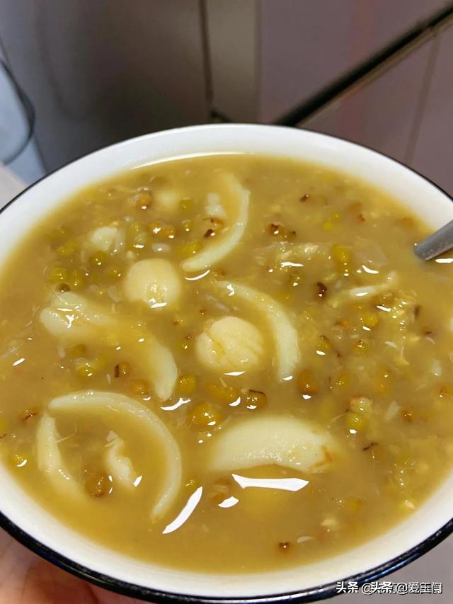 天气炎热没有食欲，来试试这几款清热解暑甜汤，担保
你味蕾年夜
开