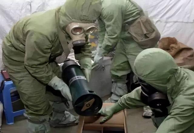 不跪了，哈梅内伊亮终极王炸，大年夜

不了同归于尽，招呼8000万人决战苦战

