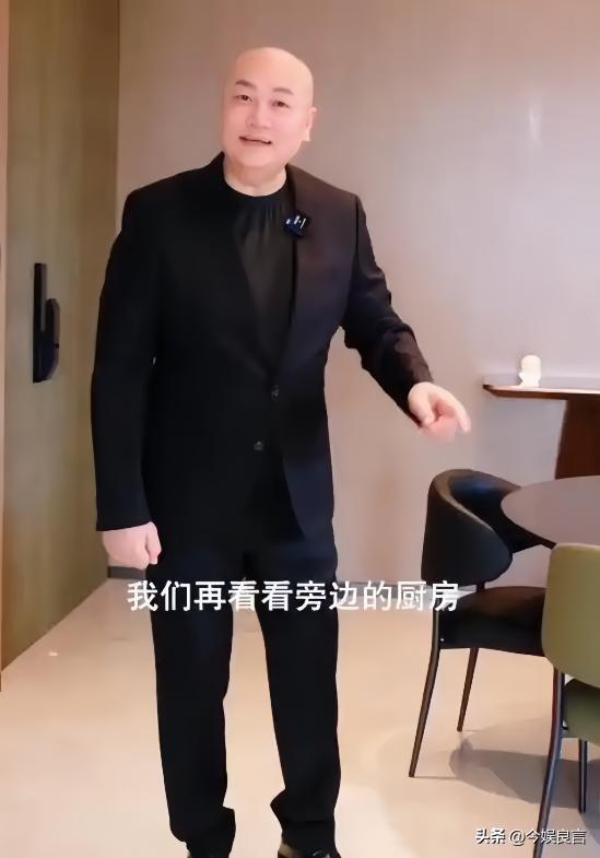 72岁“唐僧”都开始

卖房了！法衣
秒变西装，33年豪门生活成了笑话