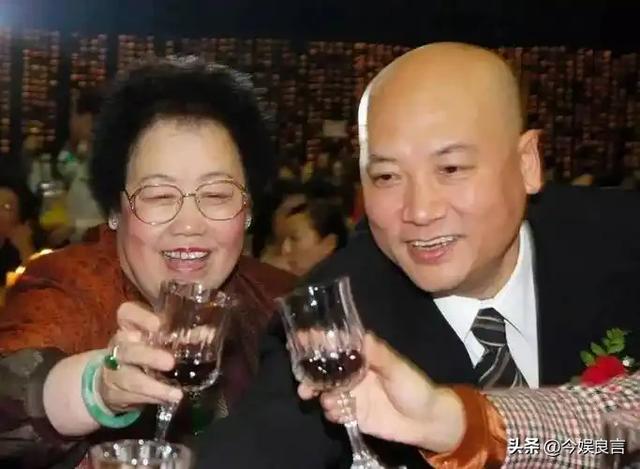 72岁“唐僧”都开始

卖房了！法衣
秒变西装，33年豪门生活成了笑话