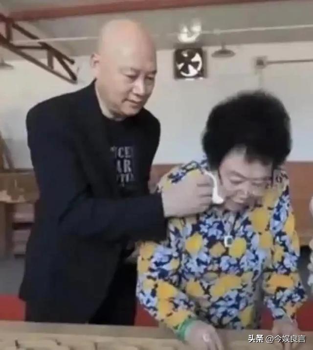 72岁“唐僧”都开始

卖房了！法衣
秒变西装，33年豪门生活成了笑话