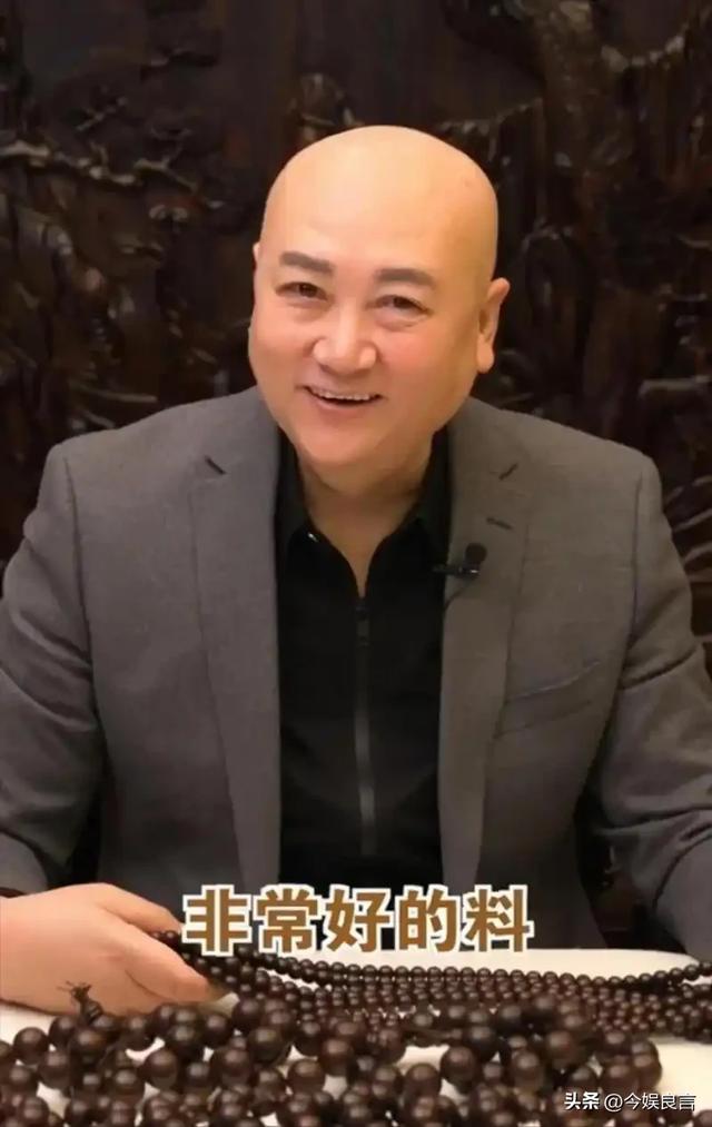 72岁“唐僧”都开始

卖房了！法衣
秒变西装，33年豪门生活成了笑话