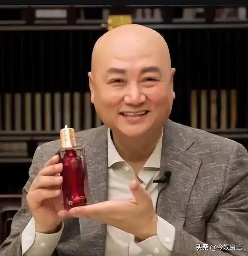 72岁“唐僧”都开始

卖房了！法衣
秒变西装，33年豪门生活成了笑话