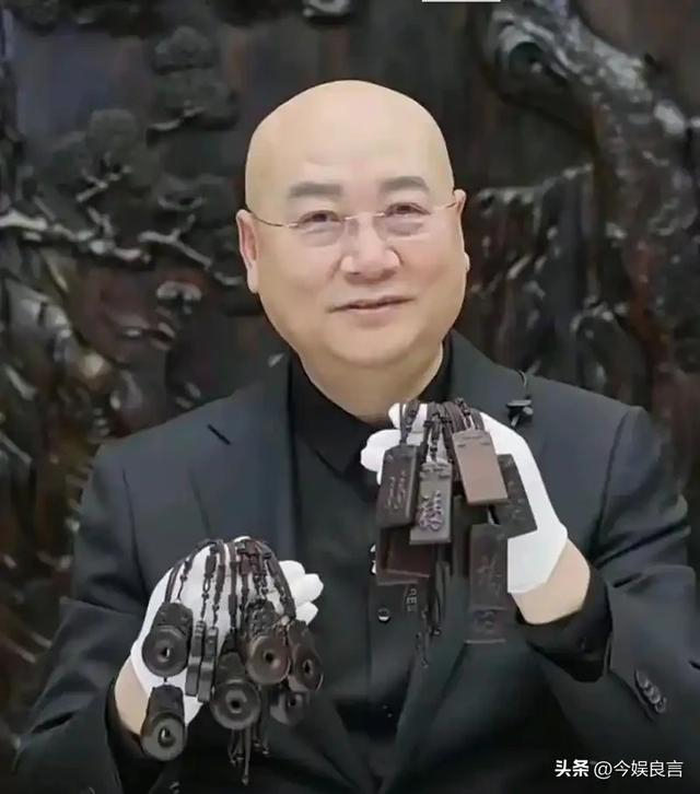 72岁“唐僧”都开始

卖房了！法衣
秒变西装，33年豪门生活成了笑话