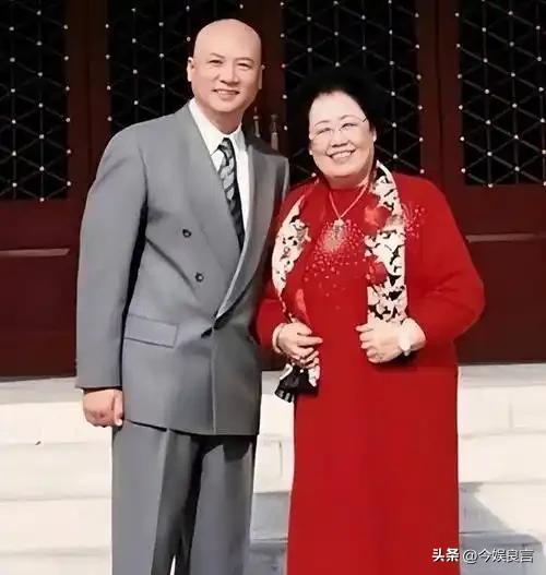72岁“唐僧”都开始

卖房了！法衣
秒变西装，33年豪门生活成了笑话