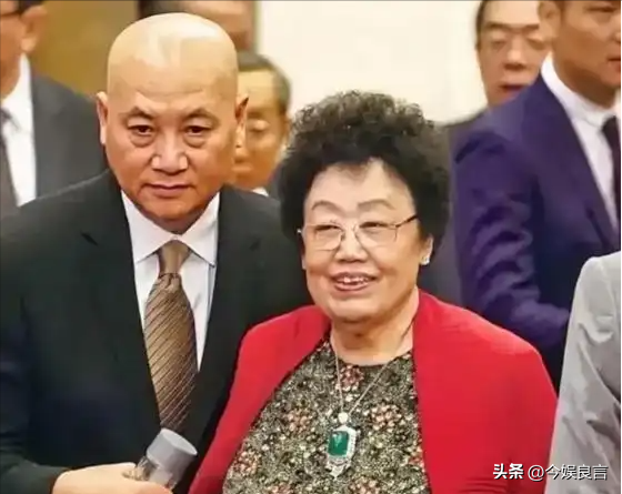 72岁“唐僧”都开始

卖房了！法衣
秒变西装，33年豪门生活成了笑话
