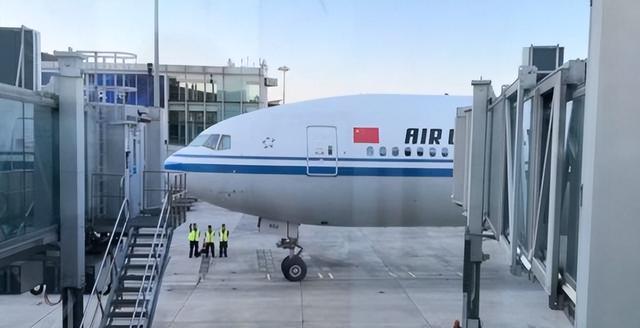 不准中国援助伊朗，特朗普突袭，中方早有预判？一架飞机降落
北京