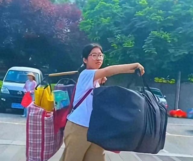 国度
出手！“扁担女孩”账号被警方处罚，行政拘留10天，缘故原由曝光