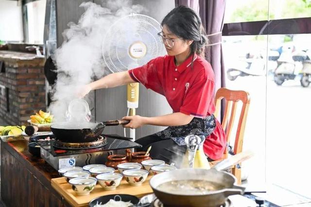 国度
出手！“扁担女孩”账号被警方处罚，行政拘留10天，缘故原由曝光
