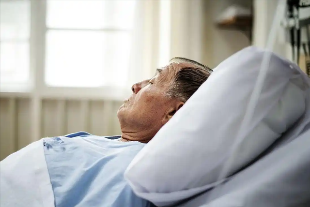 脑梗逝世


亡的人越来越多？医生苦劝：天热宁肯打打牌，也别做4件事