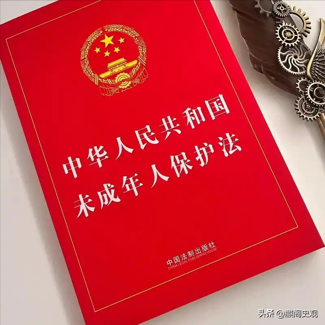 单亲妈妈晚上锁娃，惊动央视，女孩身世曝光，不是第一次隔窗求救