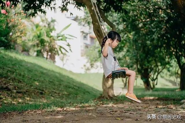 单亲妈妈晚上锁娃，惊动央视，女孩身世曝光，不是第一次隔窗求救