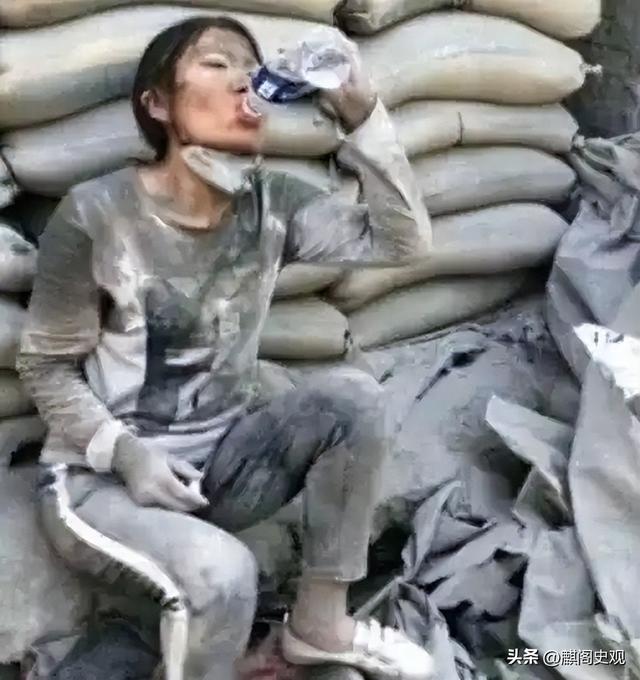 单亲妈妈晚上锁娃，惊动央视，女孩身世曝光，不是第一次隔窗求救