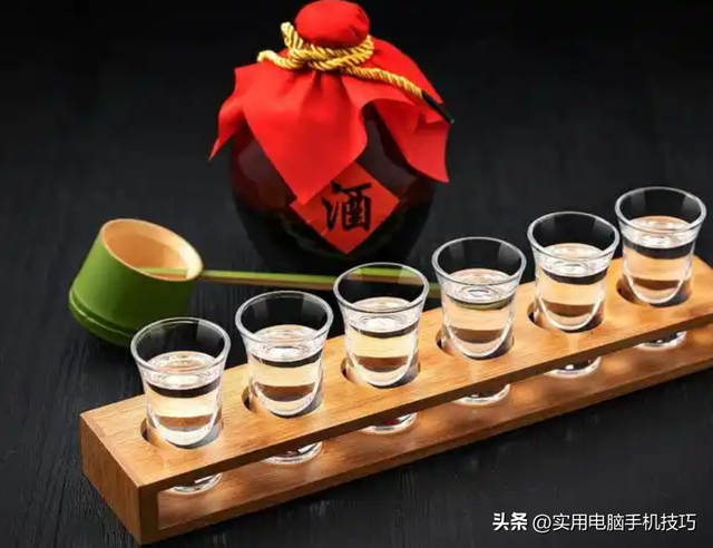 央视曝光知名
国酒，纯酒精兑水，年份包装全造假，成本4元卖150