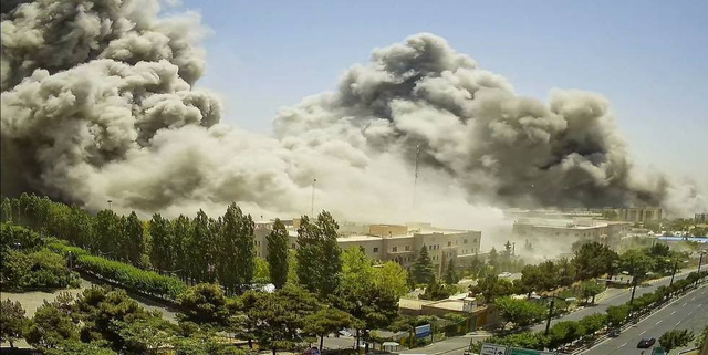 伊朗上当？德黑兰剧烈爆炸，以色列借停火唤醒内鬼，核科学家被杀