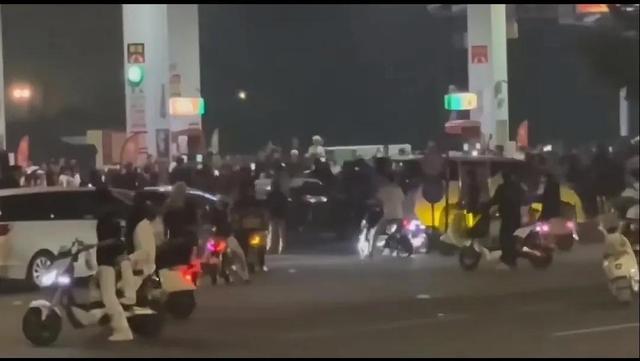 临沂加油站群体打砸事件后续：原因很幼稚，警方介入，已抓获23人