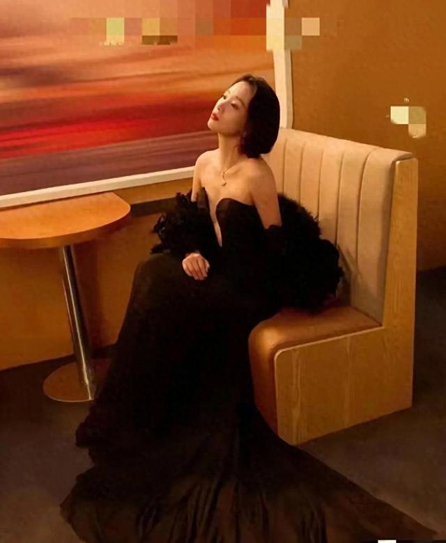 李梦妆扮得十分迷人，穿戴
深V到肚脐的抹胸装，美得让人惊叹！