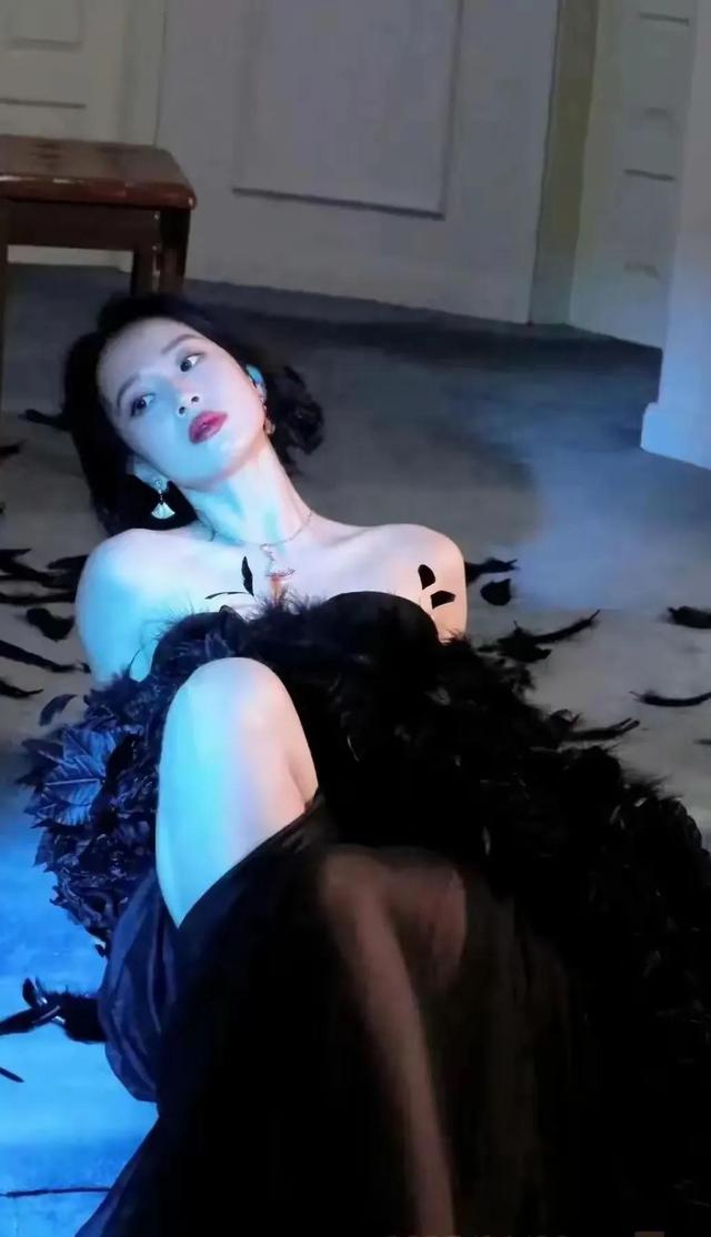 李梦妆扮得十分迷人，穿戴
深V到肚脐的抹胸装，美得让人惊叹！