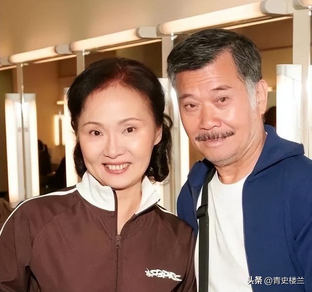 突发！喷鼻香

港着名导演跳楼轻生当场逝世
亡，躯体和头部门散落在两地