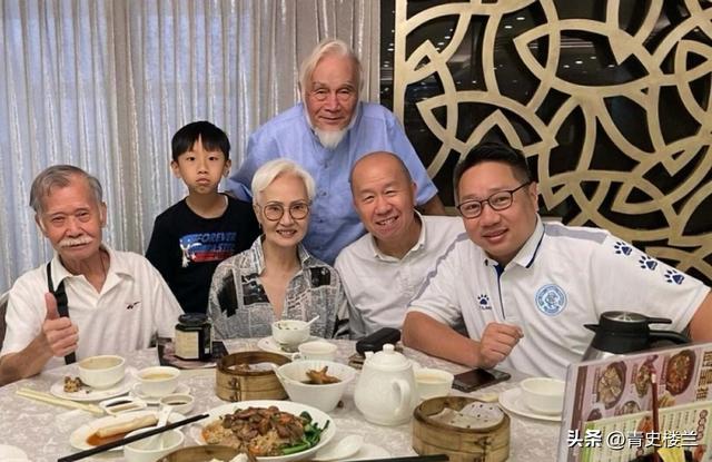 突发！喷鼻香

港着名导演跳楼轻生当场逝世
亡，躯体和头部门散落在两地
