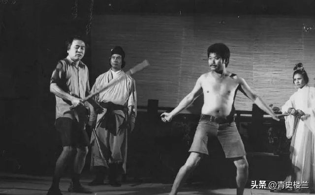突发！喷鼻香

港着名导演跳楼轻生当场逝世
亡，躯体和头部门散落在两地