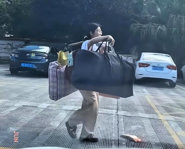 国度
出手！“扁担女孩”账号被警方处罚

，行政拘留10天，内情曝光