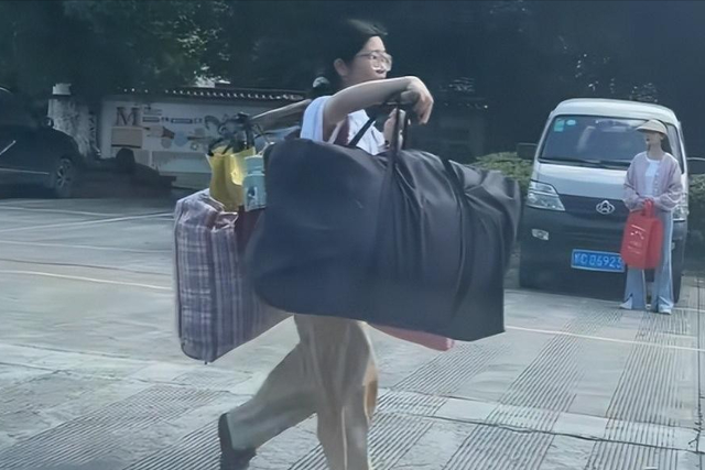 国度
出手！“扁担女孩”账号被警方处罚

，行政拘留10天，内情曝光