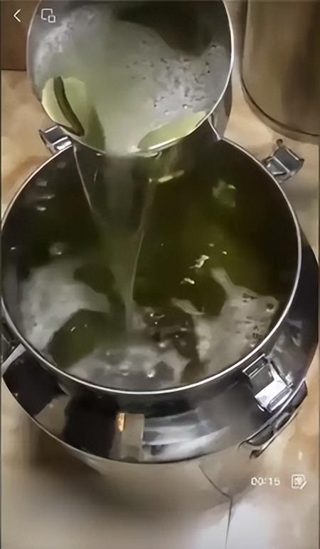 央视曝光知名
国酒，纯酒精兑水，年份包装全造假，成本4元卖150