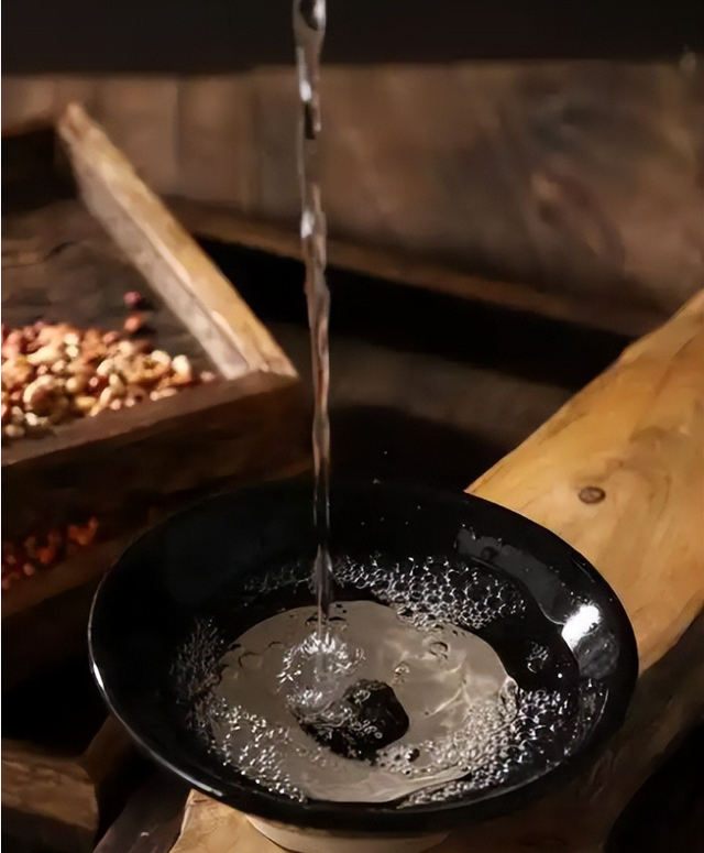 央视曝光知名
国酒，纯酒精兑水，年份包装全造假，成本4元卖150