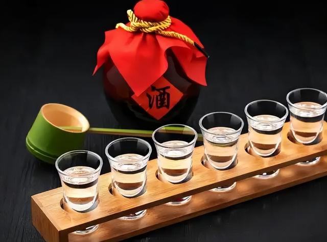 央视曝光知名
国酒，纯酒精兑水，年份包装全造假，成本4元卖150