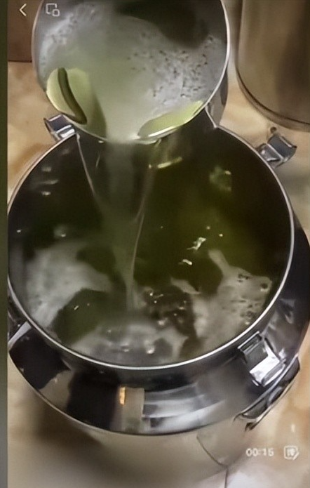 央视曝光着名国酒，纯酒精兑水，年份全靠加科技，本钱不足
4元！