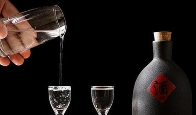 央视曝光知名
国酒，纯酒精兑水，年份包装全造假，成本4元卖150