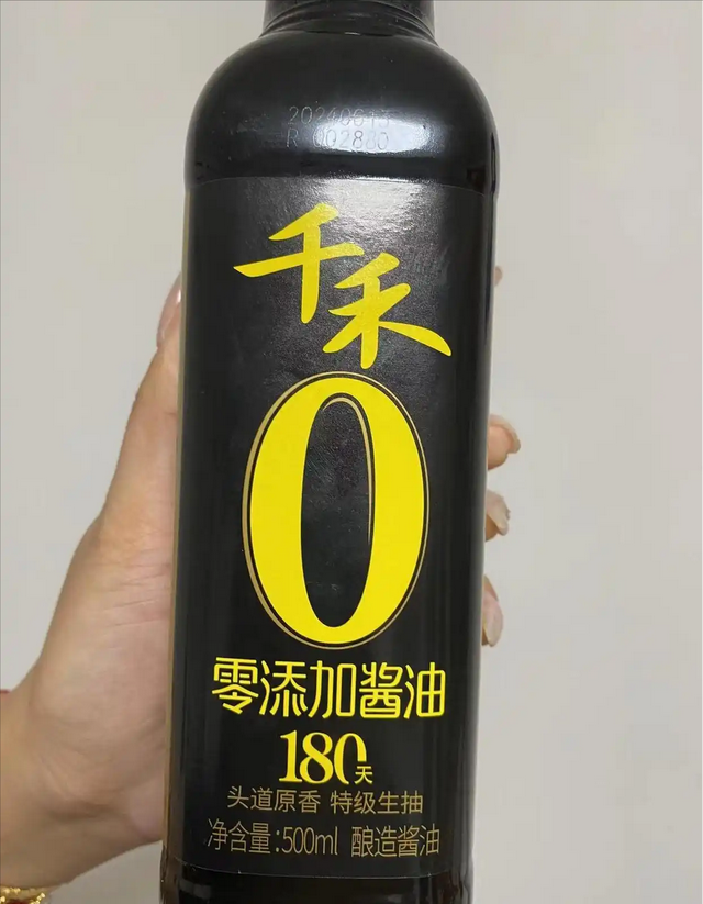 央视曝光！又一款国酒暴雷，纯酒精勾兑，颜色端赖调，溢价超40倍