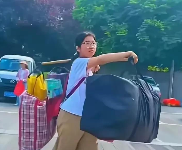 广西扁担女孩高考成绩出炉，班主任亲身回应后，恶心的一幕出现了