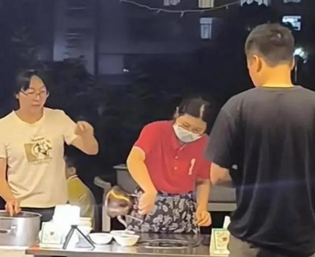 广西扁担女孩高考成绩出炉，班主任亲身回应后，恶心的一幕出现了
