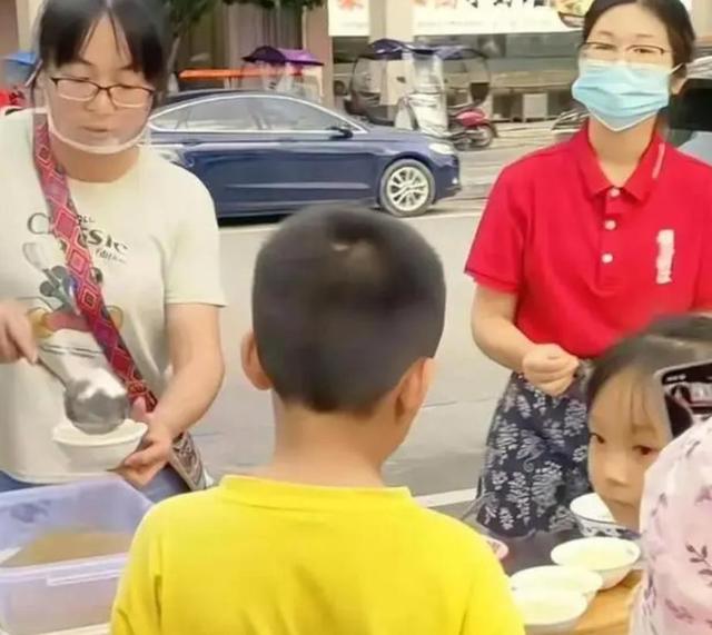 广西扁担女孩高考成绩出炉，班主任亲身回应后，恶心的一幕出现了