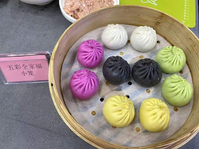 泡椒小笼来啦！古猗园小笼餐厅上新，荷花、荷叶、藕带、莲子做的荷花宴也来尝一下？