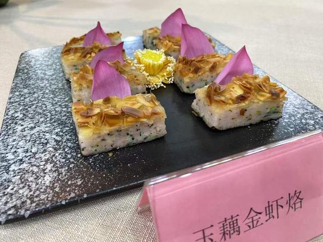 泡椒小笼来啦！古猗园小笼餐厅上新，荷花、荷叶、藕带、莲子做的荷花宴也来尝一下？