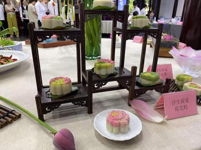 泡椒小笼来啦！古猗园小笼餐厅上新，荷花、荷叶、藕带、莲子做的荷花宴也来尝一下？