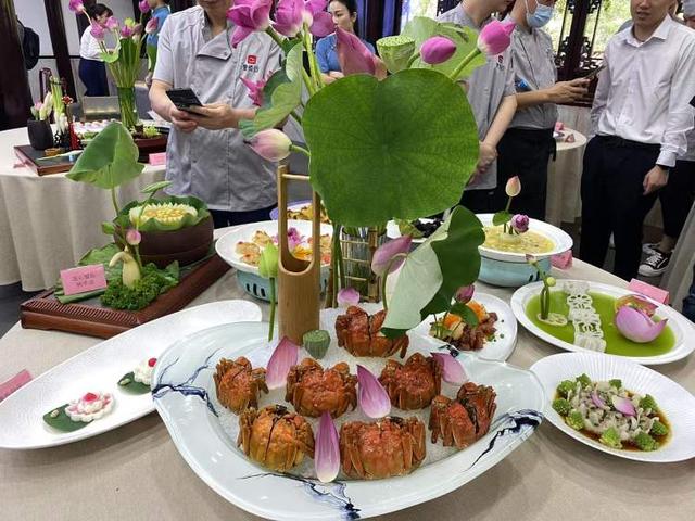 泡椒小笼来啦！古猗园小笼餐厅上新，荷花、荷叶、藕带、莲子做的荷花宴也来尝一下？