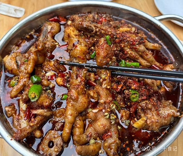 四川成都六年夜
美食盛宴，麻辣鲜喷鼻
，每一道都超带劲！