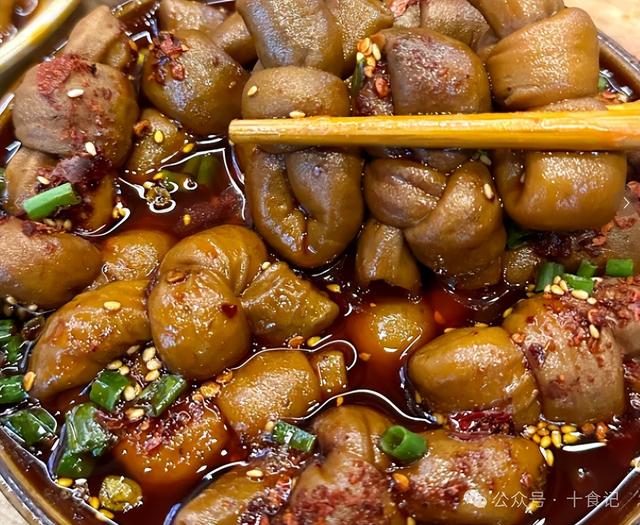 四川成都六年夜
美食盛宴，麻辣鲜喷鼻
，每一道都超带劲！